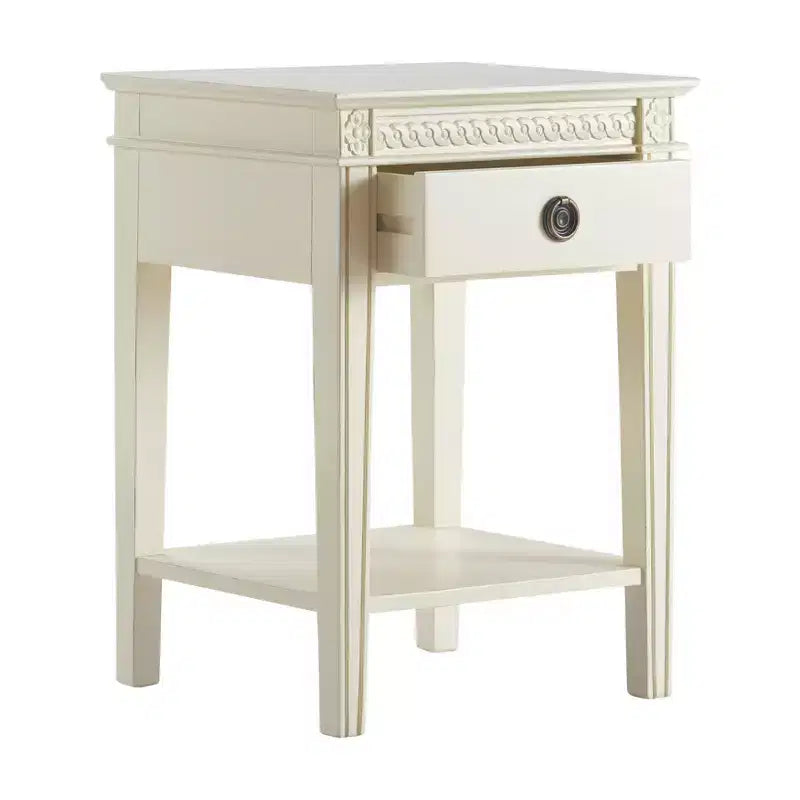 Table d'appoint antique blanche avec un tiroir, finition vieillie et quincaillerie en laiton