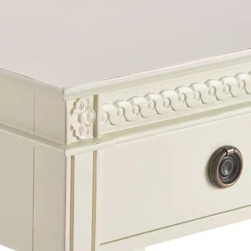 Table d'appoint antique blanche avec un tiroir, finition vieillie et quincaillerie en laiton