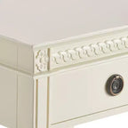Table d'appoint antique blanche avec un tiroir, finition vieillie et quincaillerie en laiton