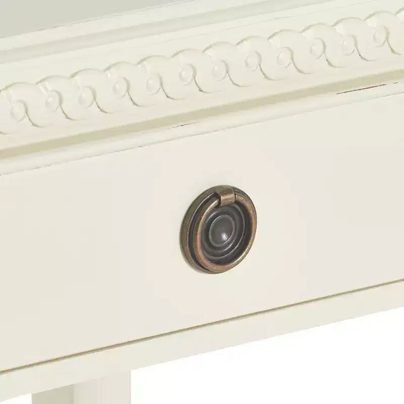 Table d'appoint antique blanche avec un tiroir, finition vieillie et quincaillerie en laiton